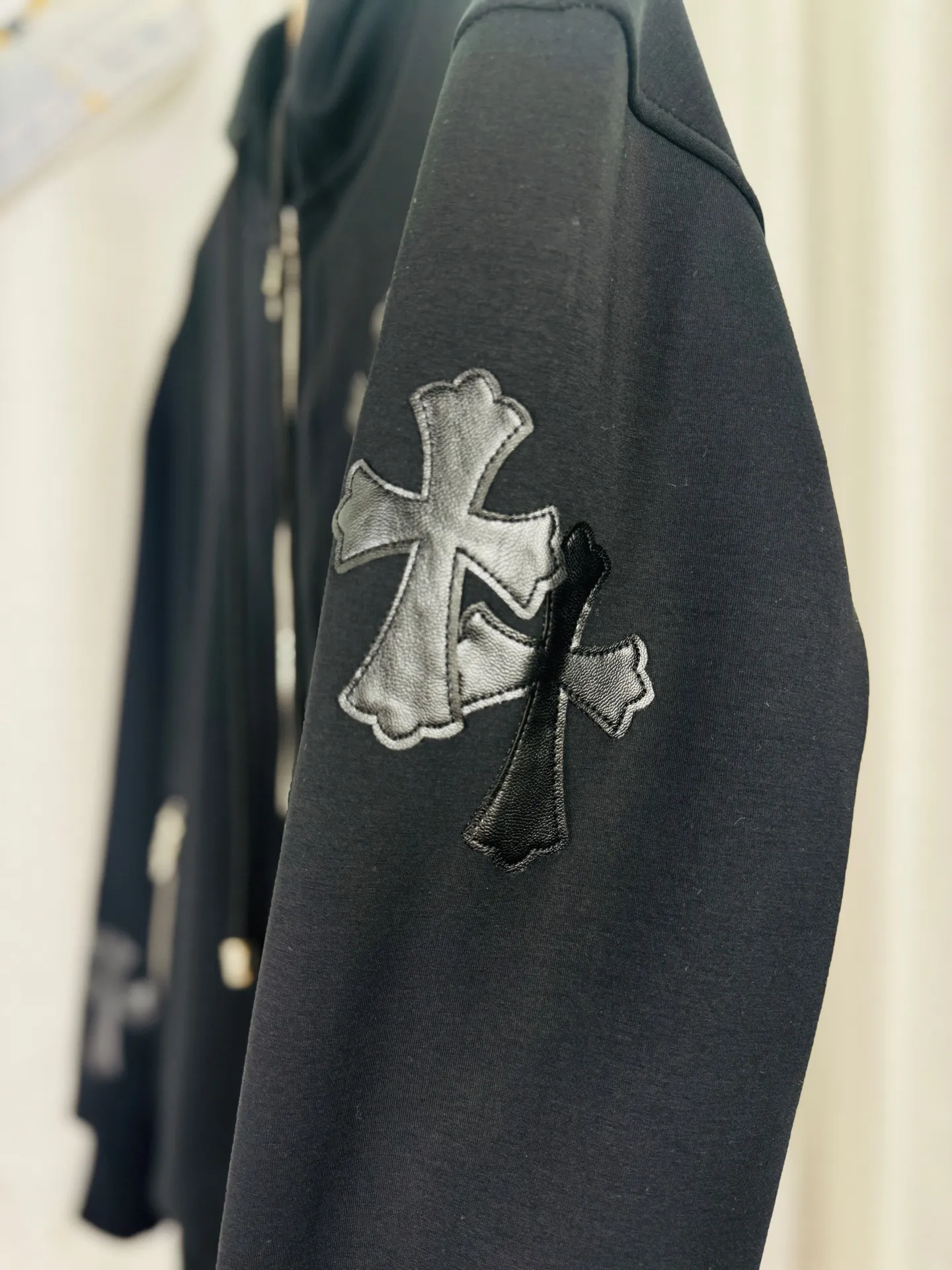 P380 top version, real shot without P, ​​different from market currency) 𝗖𝗵𝗿𝗼𝗺𝗲 𝗛𝗲𝗮𝗿𝘁𝘀/Cro Heart 2025 washed and burned flower patch embroidered autumn and winter new original single counter American patchwork 3D three-dimensional couple casual cardigan plus velvet sweatshirt 👑The highest version! Customized fabric 480g tripe terry fabric! American acid-washed and distressed original fabric, laser burning + patch embroidery, exquisite embroidery of letters! The best-selling model in the counter, very comfortable to wear. Accessories: original molded and authenticated collar label➕100% silk wash label. Genuine purchase-grade original hangtag➕matching hanging rope➕3D hanging beads➕original packaging bag. Craftsmanship: The original version has consistent wiring! The highest version of the armhole matching technique! Color: Black Size: S M L XL Style No.: 609